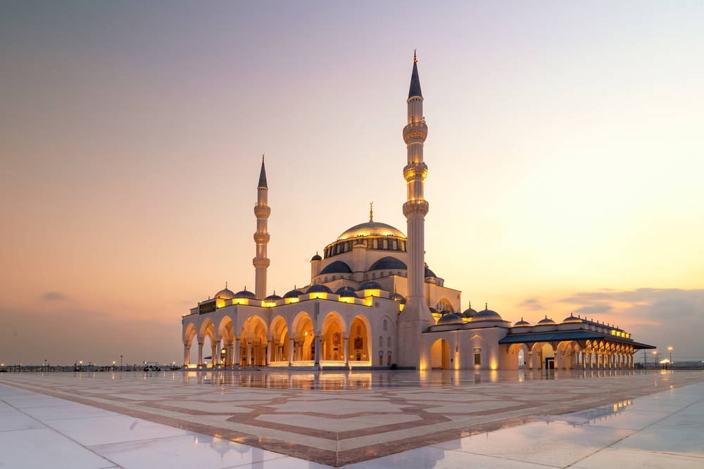 Stunning,Sunset,View,Of,The,Sharjah,New,Mosque,,Showcasing,Its