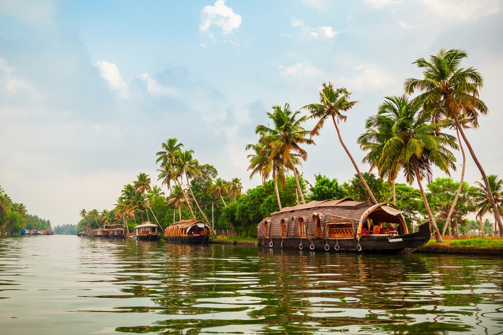 A,Houseboat,Sailing,In,Alappuzha,Backwaters,In,Kerala,State,In